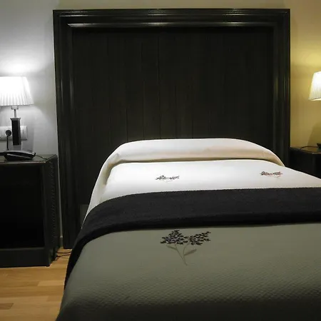 Hotel Dos Hermanas 3*